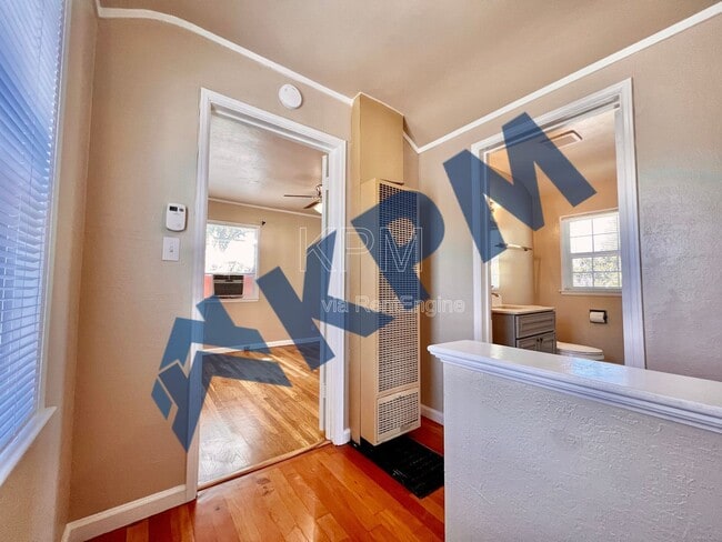 Building Photo - 401 W Mariposa Ave