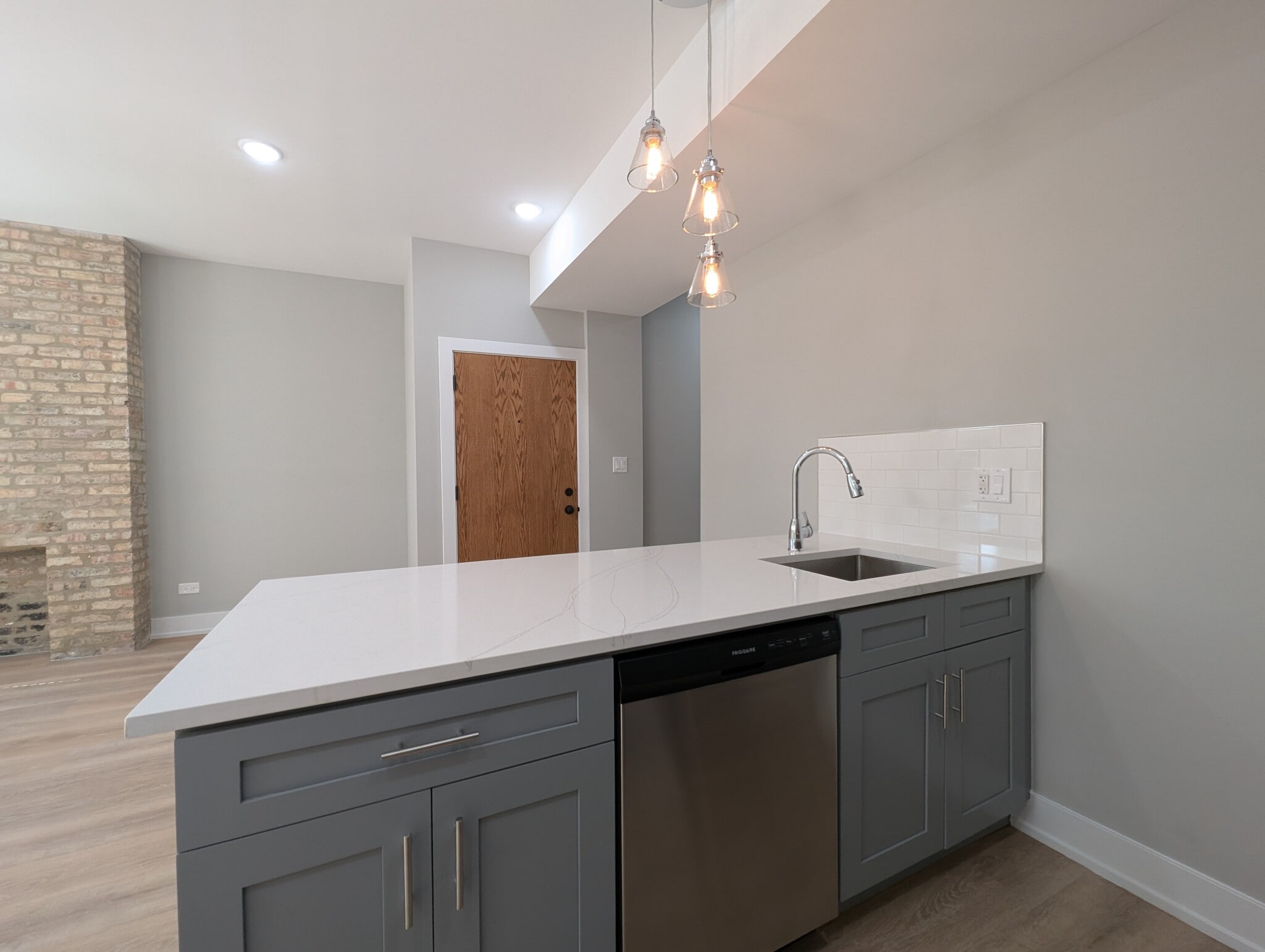 Building Photo - 423 W Belden Ave