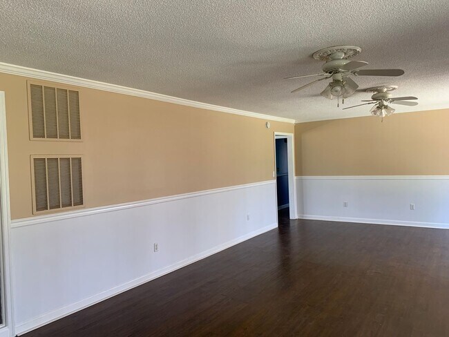 Building Photo - Amazing 4 Bedroom, 3 Bath Home With 2 Kitc...