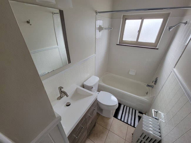 Building Photo - 211 E Orchard Ave