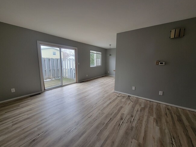 Building Photo - 2bed/1.5bath Condo near Robeson Elementary