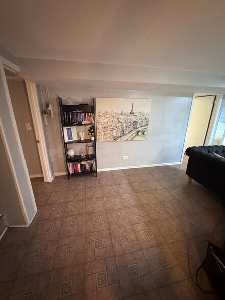 Building Photo - 4325 N Wolcott Ave