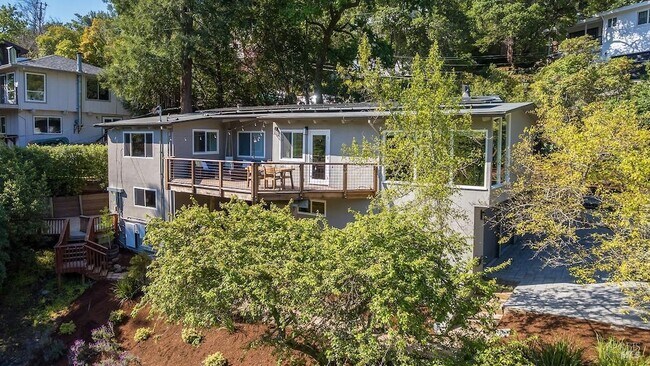Building Photo - 5 Oak Springs Dr