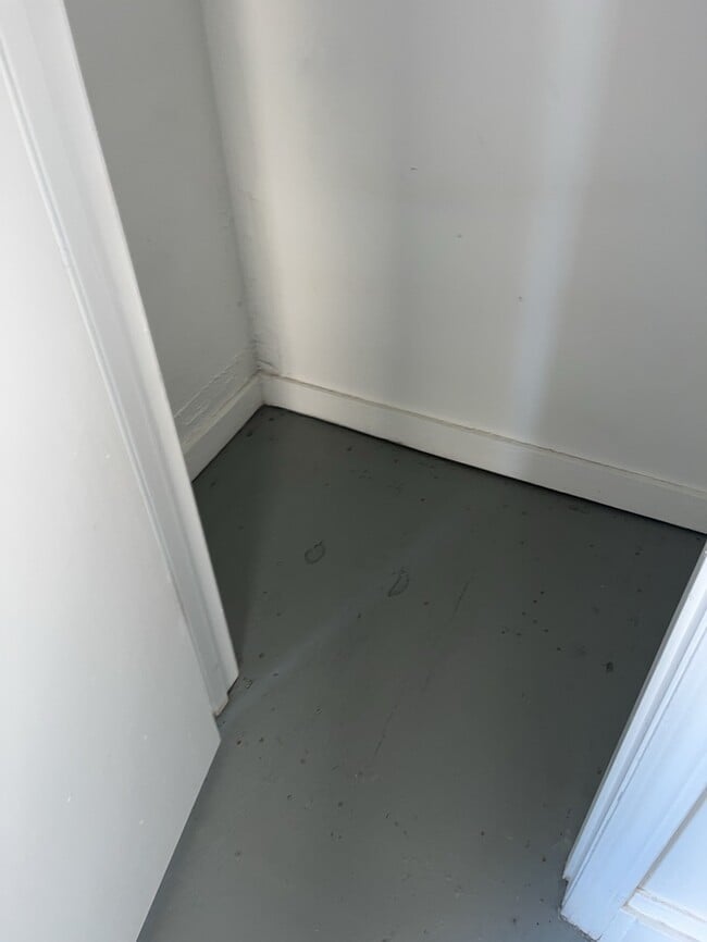 Building Photo - 2 Bedroom 1 bathroom