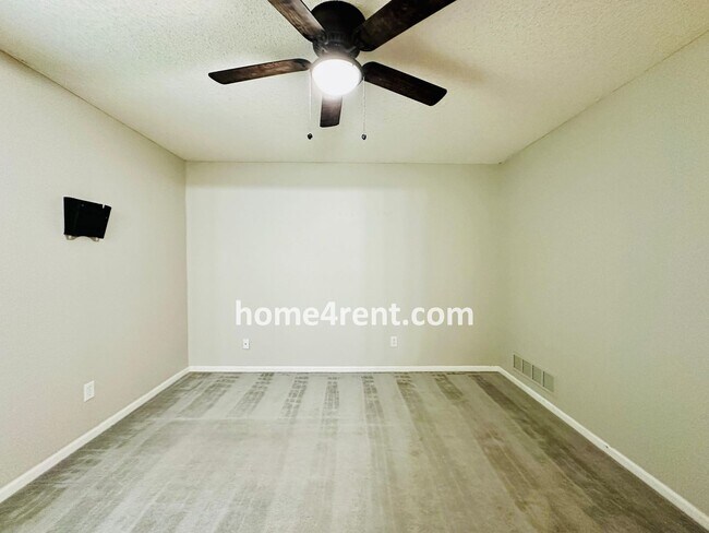 Building Photo - Elegant Cul-de-Sac Retreat with 5th Bedroo...