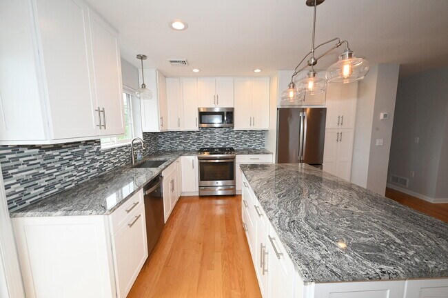 Building Photo - 560 Silver Sands Rd