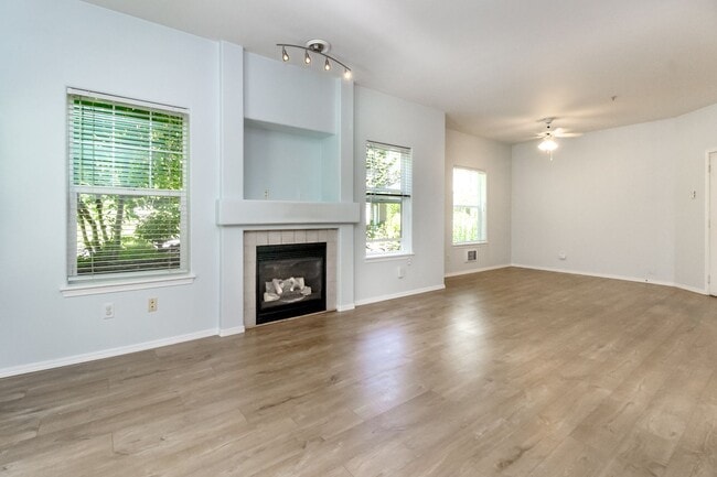 Building Photo - Low maintenance condo living in DuPont