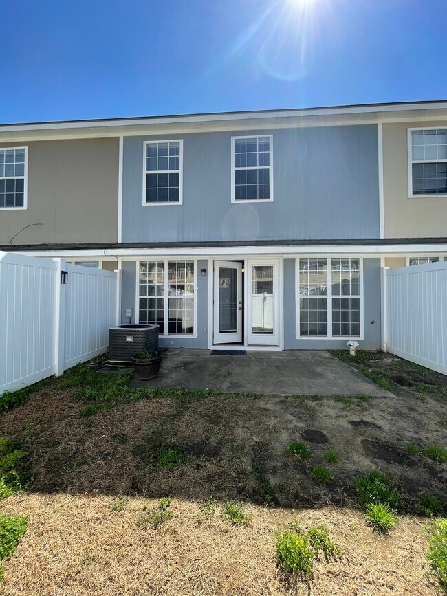 Building Photo - 225 Wakefield Way