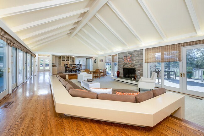 Building Photo - 2700 Hillcrest Dr