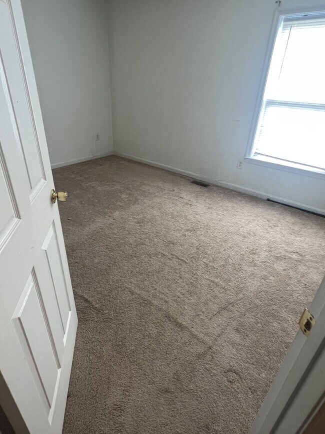 Building Photo - Spacious End Unit Townhome - 3 Bedrooms & ...