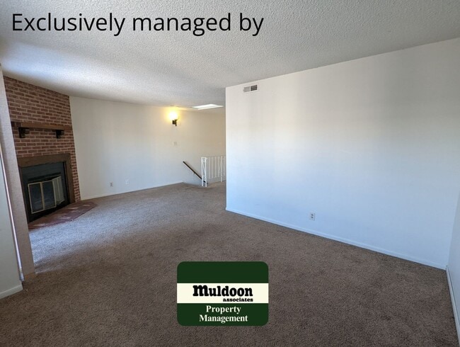 Building Photo - Cute Low Maintenance Living Pet Friendly Condo!