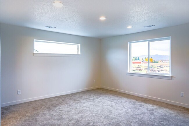 Building Photo - 4 Bedroom, 2.5 Bath New home
