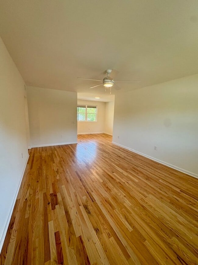 Building Photo - Newly Renovated Three Bedrooms Condo in South Windermere