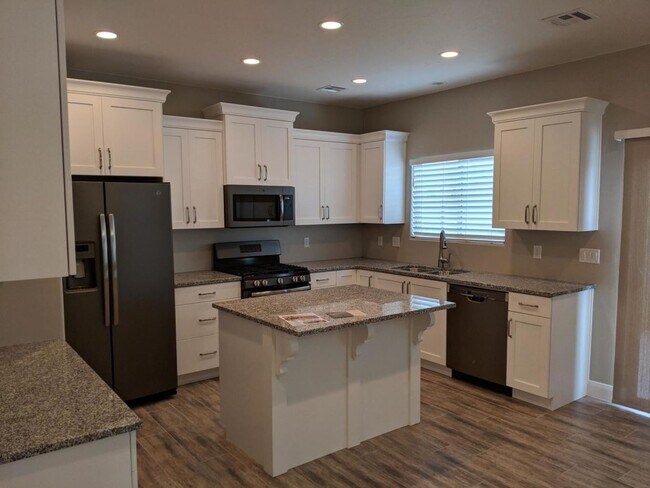 Building Photo - Beautiful Blackhawk Townhome