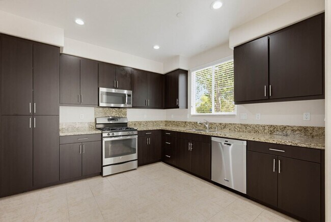Building Photo - 42910 Avenida Amistad