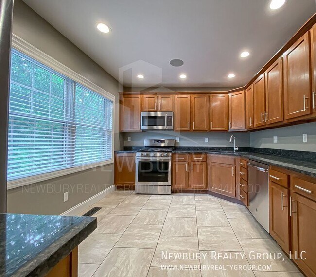 Building Photo - 147 Banksville Pl