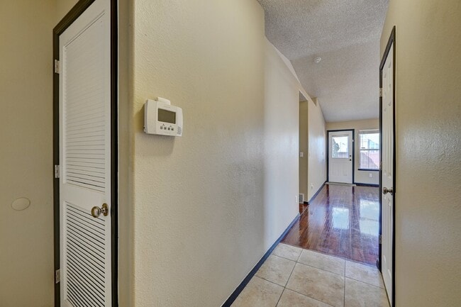 Building Photo - $2,000.00 - 3 bedroom, 2 bathroom, Single ...