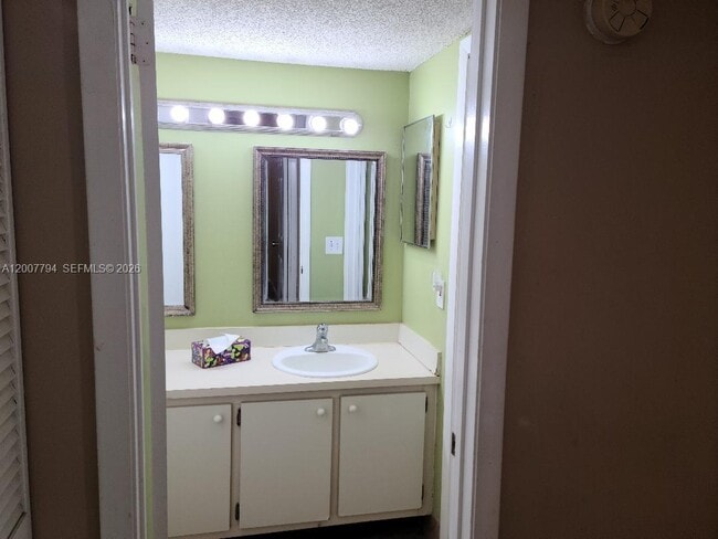 Building Photo - 1954 Windsor Dr