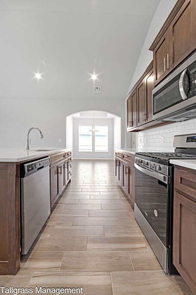 Building Photo - Elegant Living Awaits at Tacoma in Owasso
