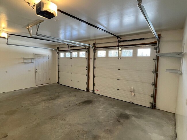 Building Photo - Newer, energy efficient, pet friendly home...