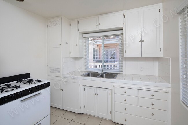Building Photo - *OPEN HOUSE: 5/4 3-4PM* 2BR in Pacific Bea...