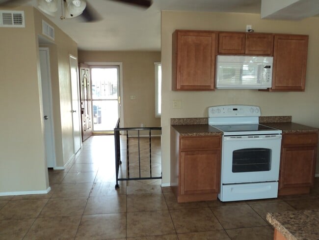 Building Photo - Freshly painted and ready for new occupant...
