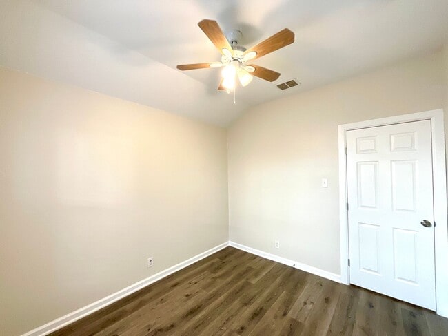 Building Photo - **APPLICATION RECEIVED** AVAILABLE! Spacious 3-Bedroom Home in a Secure Gated Community!