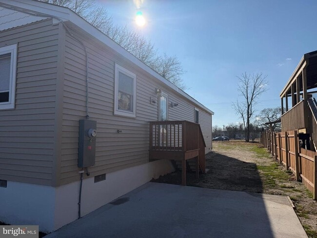 Building Photo - 15 W Floral Ave