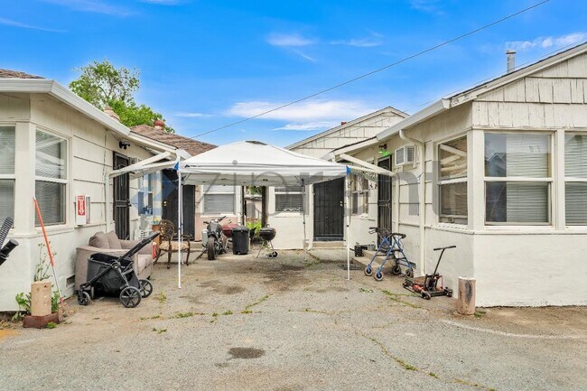 Building Photo - Unit 5