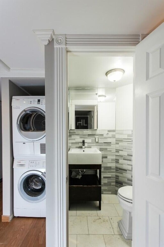 Building Photo - LEROY ST.