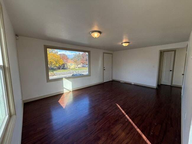 Building Photo - Charming 4 Bed, 2 Bath w/ Garage!