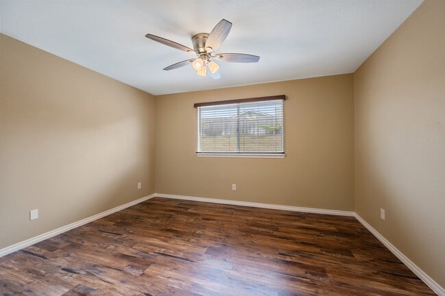 Building Photo - 885 Peregrine Ln