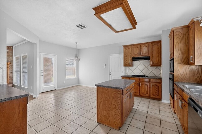 Building Photo - Spacious 4-Bedroom Home with Bonus Room and Large Backyard in Caruth Lake