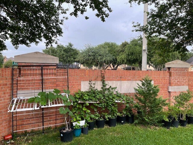Building Photo - 2801 Field Hollow Dr
