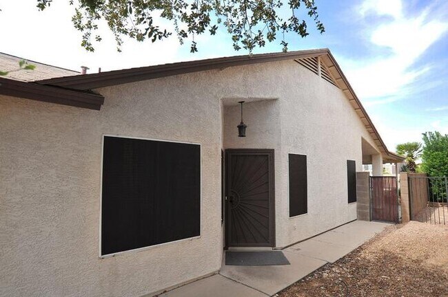 Building Photo - 3 Bedroom 2 Bathroom House