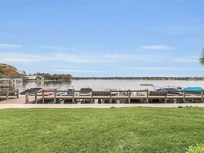 Building Photo - Executive Lakefront Living – 3 Bed, 2.5 Ba...