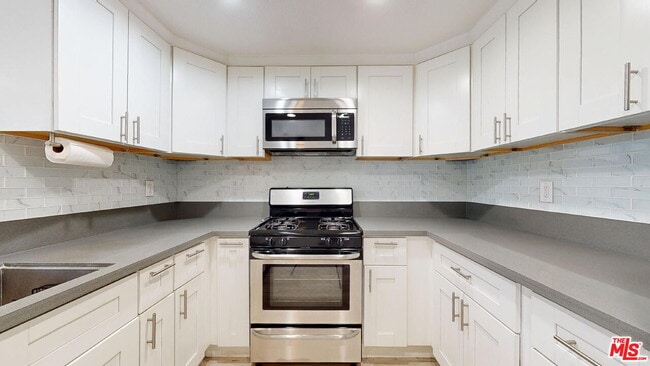 Building Photo - 9625 Sylmar Ave