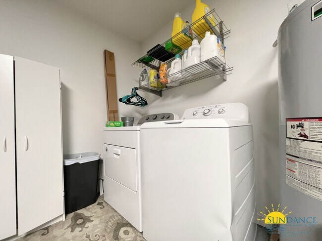 Building Photo - Custom upgrades in this beautiful Crestview home!