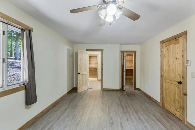 Building Photo - Beautiful and Spacious! Upgraded Multi-level Retreat with Lake Access, Golf, and Resort- Style Am...