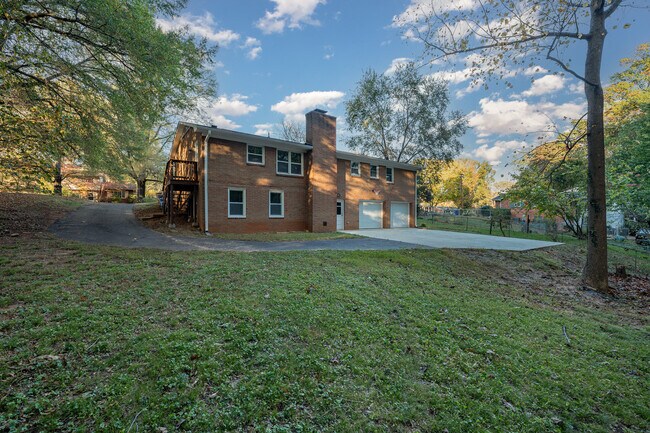 Building Photo - 2860 Lansdowne Drive