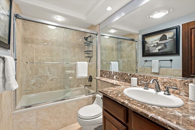 Master Bathroom w tup - 935 Genter St