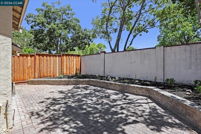 Building Photo - 1539 Trimingham Dr
