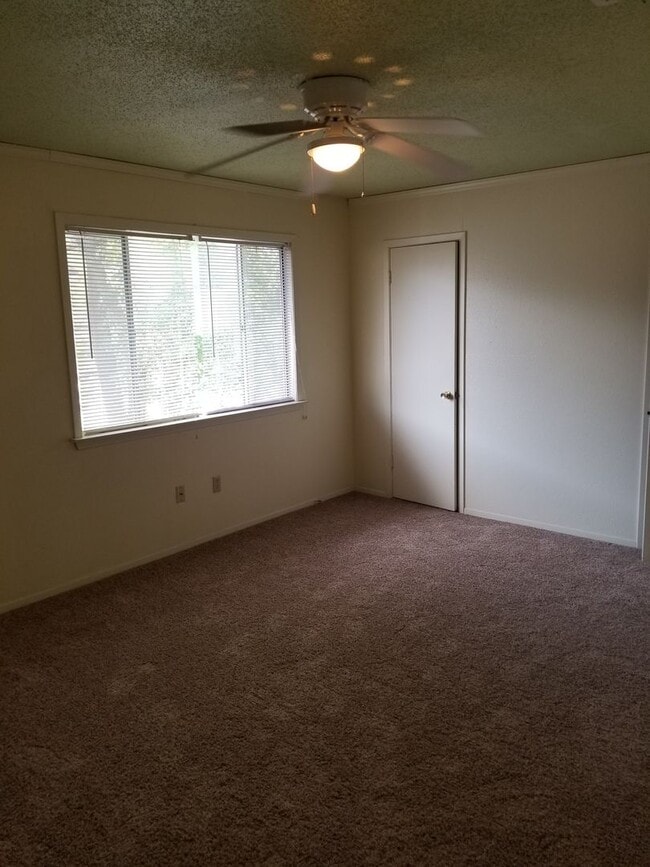 Building Photo - College Station -- 2/1.5 Townhome-Style Fourplex on TAMU Shuttle Route!