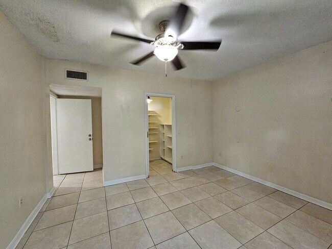 Building Photo - 6 Bedroom/3 Bath home in Black Acres