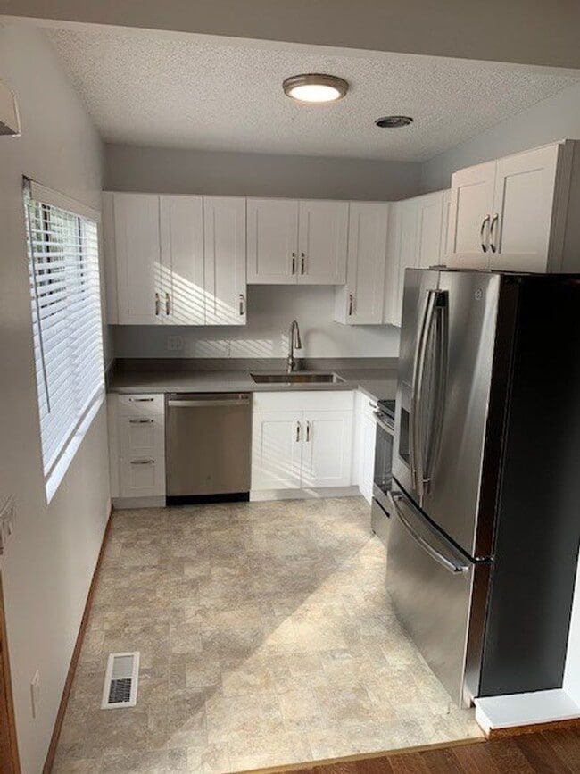 Building Photo - Newly Updated Bellevue/Interlake Rambler Home!