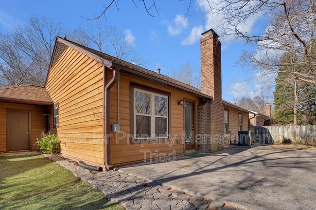 Building Photo - 5110 N Oaks Dr