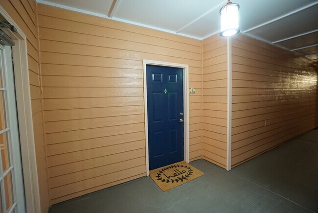 Building Photo - 1-Bed, 1-Bath Condo in South Tampa