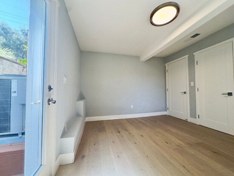 Building Photo - 914 Everett Ave