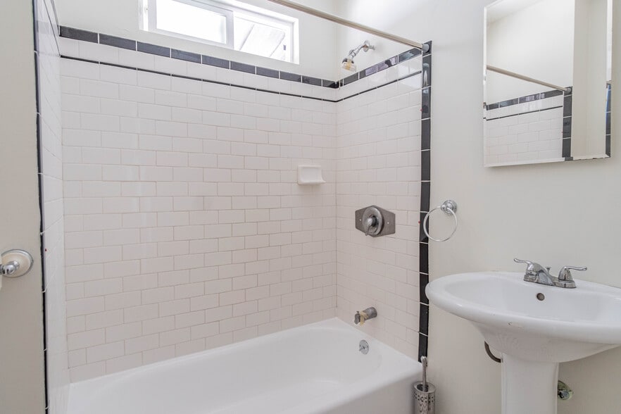 Building Photo - 612 Parkman Ave