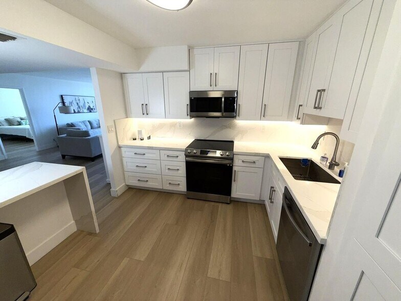 Building Photo - 2860 S Ocean Blvd